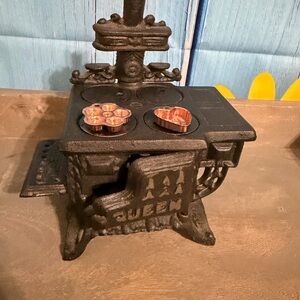 VTG Queen Dollhouse Stove Cast Iron Miniature Kitchen 6” x 5” x 4”
